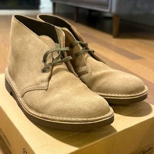 Clarks Men's Chukka Boots Bushacre 2 Taupe Distressed tan Colored Never Worn